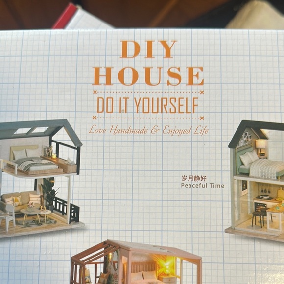 Holiday Time Green and Red Festive Decor Dollhouse Kit #8009 - Picture 2 of 14